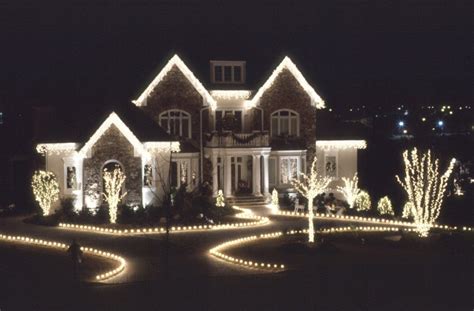 Consider some of these ideas for creating amazing. 30 Luxury Homes Decorated For Christmas | White christmas ...