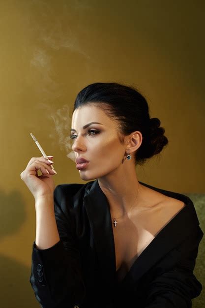 Bela Moda Nude Mulher Confiante Com Cabelo Preto Fumando Um Cigarro