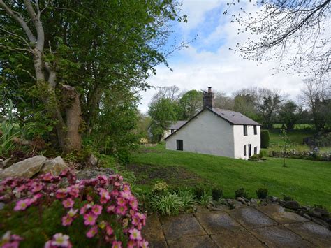 2 Bedroom Cottage in North Wales, Holywell - Dog Friendly Holiday