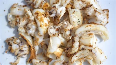 Te enseñamos a preparar de manera sencilla la receta de sepia a la plancha con alioli si preparas la sepia siguiendo nuestras instrucciones y haces un buen alioli en el mortero, tienes el éxito asegurado. Receta de Sepia con alcachofas