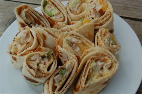 Wraps met gerookte kip avocado en mango