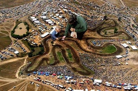 Jun 19, 2021 · keterangan gambar, ilustrasi spesies badak raksasa yang baru saja ditemukan di china. Gambar Manusia Raksasa di Tengah Kota