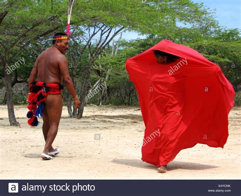 indios wayuu en vestimentas tradicionales bailando una danza ritual en la península de la