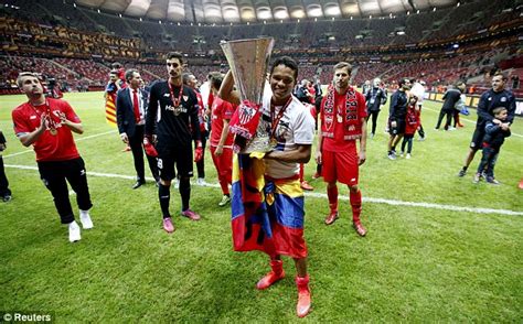 Carlos bacca (sevilla fc) goles. Carlos Bacca dedicates double strike for Sevilla in Europa ...