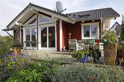 Individuellen wünschen kann am besten nachgegangen werden, wenn der bau der veranda selbst in die hand genommen wird. Schwedenhaus Bungalow mit Veranda | Schwedenhaus, Haus ...