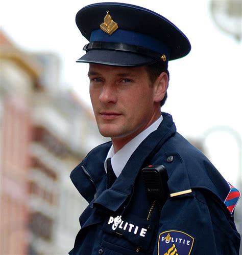 Een politieagent, politieman of politievrouw is een persoon die in dienst is bij de politie. Maak je eigen krant!