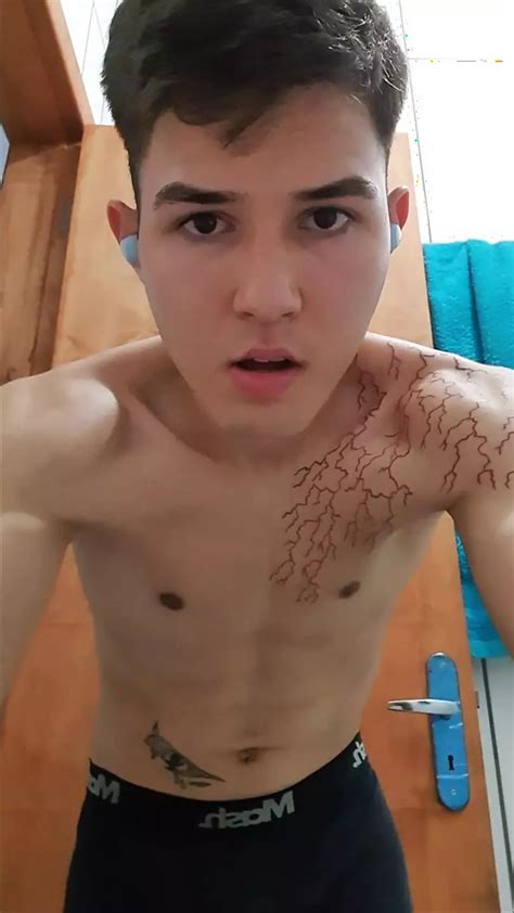 un twink se masturbe et jouit dans la salle de bain xhamster