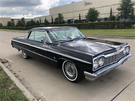 Bueno haber que les parece este hermoso impala está equipado con un v8 de 327 pulgadas cúbicas, carburador de 4 barriles acoplado a una palanca de cambios montada en el piso de la consola central de 4 velocidades con 250. 1964 Chevrolet Impala SS 409 | Frank's Car Barn