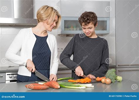 Мать и сын в кухне стоковое фото изображение насчитывающей возмужало 65173398