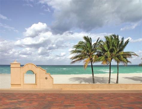 Hollywood beach has been selected as one of the 2009 best beaches for families in florida by end the day with dinner at one of dozens of waterfront restaurants on the hollywood beach. Hollywood Beach | Hollywood, FL - Official Website