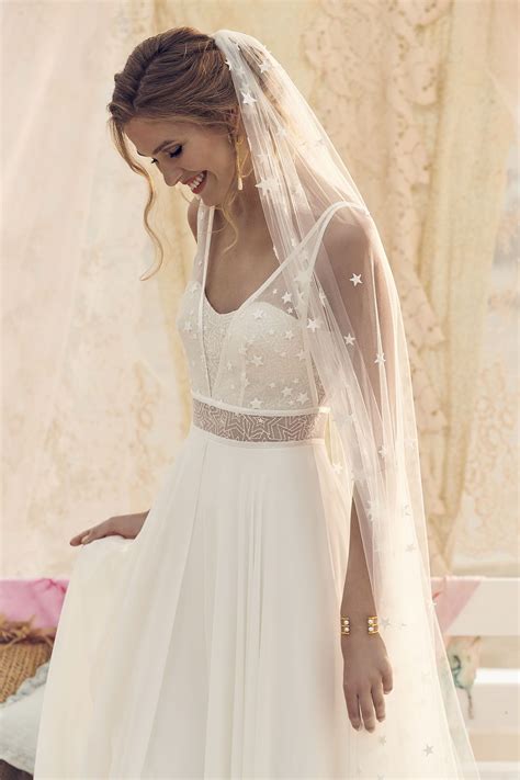 Wir führen auch günstige brautkleider. #brautkleid #boho #vintage #sterne #braut2019 | Brautmode ...