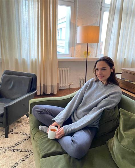 Mommy Gal Gadot Has A Surprise For You If You Sit In Her Lap Rjerkofftoceleb