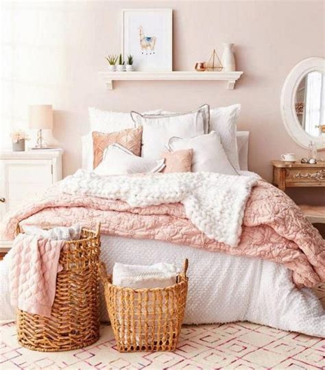 A shabby chic bedroom can be recognized from its floral pattern or accent. Pareti shabby chic: 5 idee d'effetto per rinfrescare la ...