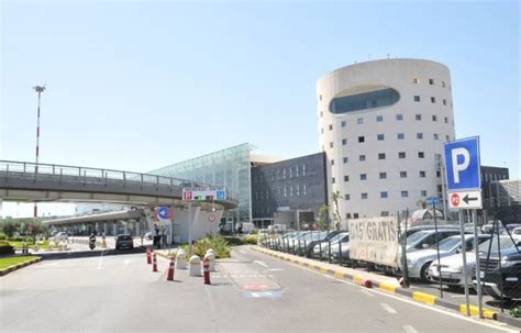 Catania non è solo una meta apprezzatissima, ma anche un punto di passaggio per chi vuole scoprire le bellezze del mare nella parte occidentale della sicilia e per chi. Aeroporto di Catania, Sac: passeggeri tanti, soldi pochi ...