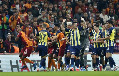Fenerbahçe Beats Galatasaray 2 1 In Turkish Süper Lig Derby Daily Sabah