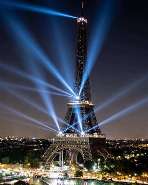 Drapeau Tour Eiffel Twitter Video Pourquoi Un Drapeau Geant Flotte Au