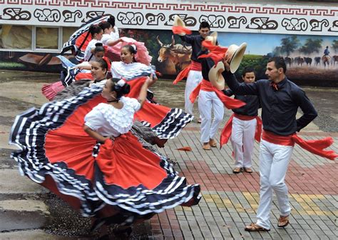 Una lista con todos los lugares imprescindibles que ver y actividades que hacer en costa rica. Image result for Costa Rica bailes tipicos | Costa rica, Baile, Costa