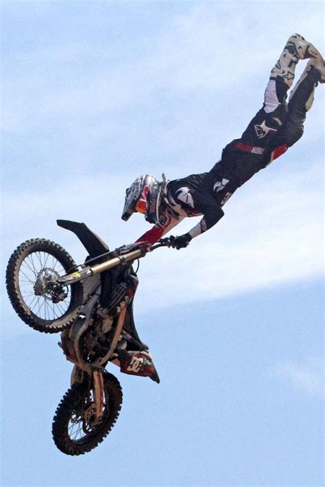 Travis pastrana throws on a few extra pads and nails the first ever double backflip to win moto x best trick at x games 12. Who Did the First Double Backflip on a Dirt Bike | Travis ...