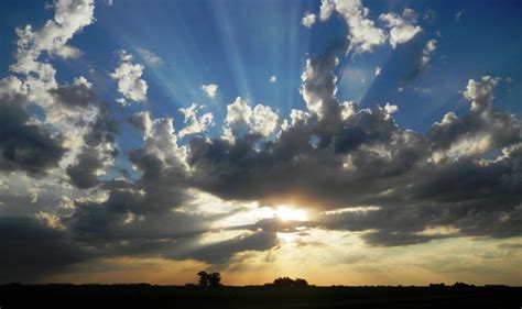 Rayos De Sol Entre Las Nubes Imagen And Foto Cielo Y Universo