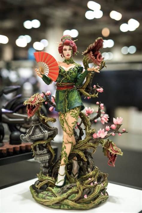 Poison Ivy Premium Collectible Quarter Scale Statue