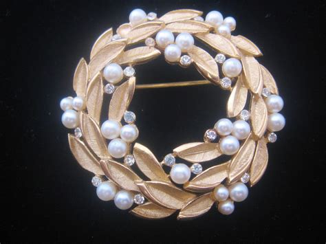 Vintage Trifari Circle Pin Brooch With Simulated Pearls And Rhinestones Brooch Antique
