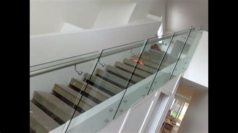 Harga balkon kaca tempered, dengan kaca tempered 10 mm atau 12 mm mambantu keamanan dalam penggunaan balkon, ditambah rangka tinggi 90 cm. Desain Balkon Tangga Setainless Motif Railing Kaca - YouTube