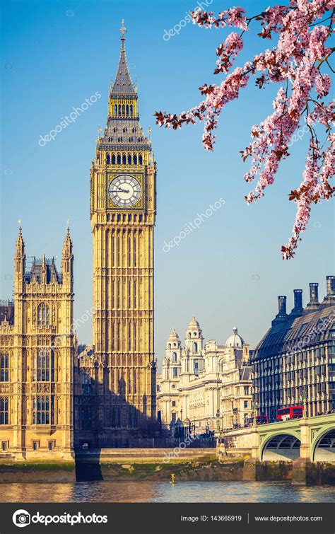 Officially big ben does not refer to the clock tower but instead to the huge thirteen ton great bell located at big ben is situated on the banks of the river thames on the north side of the houses of. Big Ben em Londres, na primavera — Fotografias de Stock ...