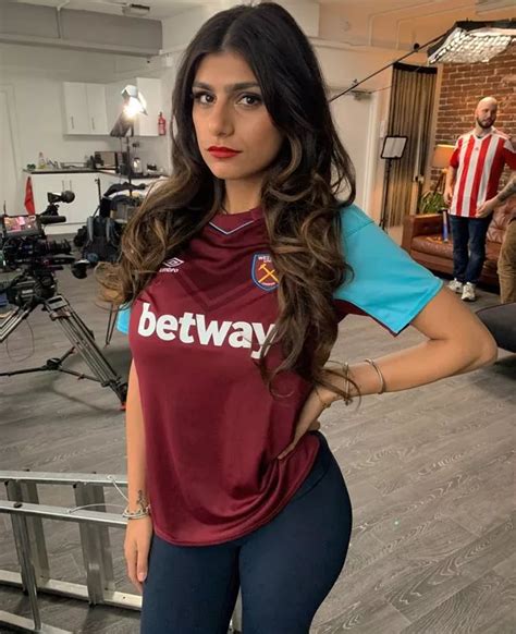 Pornhub Legend Mia Khalifa Responds To Claims Shes Switched Premier League Team Mirror Online