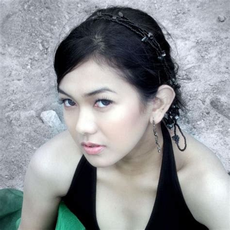 Waktu diusiaku yang beranjak dewasa, aku merasa bangga terhadap diriku yang ceria, supel, riang, penuh canda dan memiliki keindahan yang ada di dalam diriku. Cerita Dewasa : Rina dan Calon Mertuanya - Cerita Ngentot Terbaru 2015