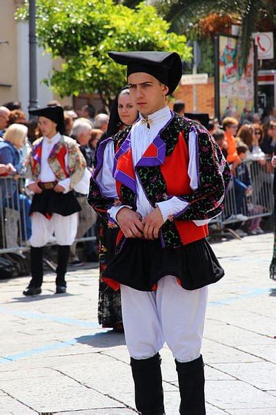 Traditional Italian Clothing A Guide On Traditional Clothes
