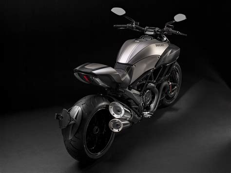 The ducati diavel was first introduced in 2011 as the italian manufacturer's second cruiser the arrival of the 2015 model represents the next evolution of the diavel. Ducati Diavel Titanium 2015 - mit edlen Teilen aus Titan ...