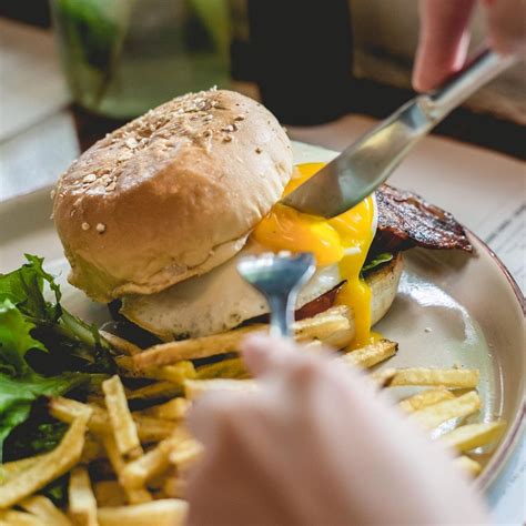Katanya ini salah satu resto burger artis terenak di jakarta guys! 7 Rekomendasi Tempat Makan Burger Paling Enak di Jakarta ...