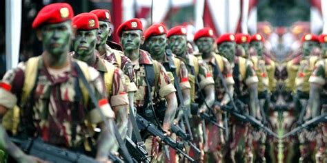 Bela negara merupakan tanggung jawab dari seluruh warga negara, bukan hanya komponen utama militer b. √ Terlengkap 5 Contoh Bentuk Usaha Bela Negara + Pengertian!