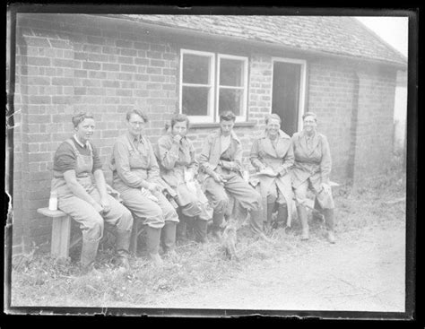 September 1939 A Group From The Women S Land Army At Sonning Berkshire Women S Land Army