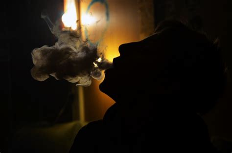 무료 이미지 실루엣 빛 밤 소년 연기 윤곽 어두운 불꽃 어둠 램프 조명 담배 친구 스크린 샷 사진