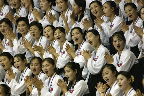 A világ legjobban védett elnökei, a kocsi mellett loholó testőrök és társaik. Észak-Korea pompomlányokkal büntet - Csicska Tábornok