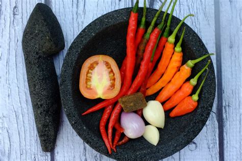 Sambal petis seperti namanya, terbuat dari campuran petis. Gambar Pisang Goreng Sambal Terasi / Di Sulawesi Pasangan ...
