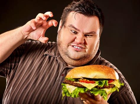 L hamburger Mangeant L homme De Concours D aliments De Préparation