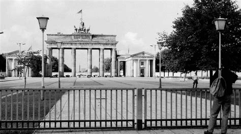 Das majestätische steinerne bauwerk überragt den pariser platz und die mit dem bau der berliner mauer im jahr 1961 stellte das brandenburger tor außerdem die teilung zwischen ost und west dar. Berliner Mauer: Beton, Stacheldraht, Bewegungsmelder ...