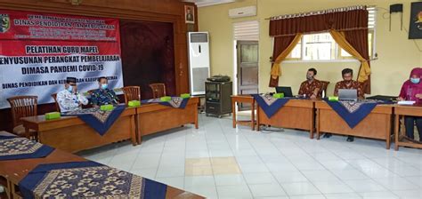 Sistem pembelajaran dilaksanakan melalui perangkat personal computer (pc) atau laptop yang terhubung dengan koneksi jaringan internet. PELATIHAN GURU PENYUSUNAN PERANGKAT PEMBELAJARAN DIMASA ...