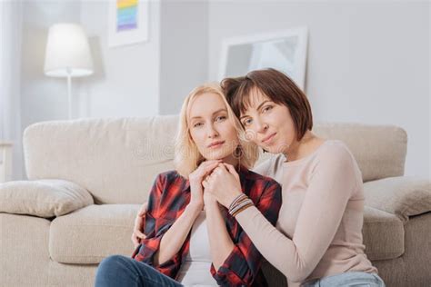 begeisterte lesbische stellung in halb position stockbild bild von interaktion nachtisch