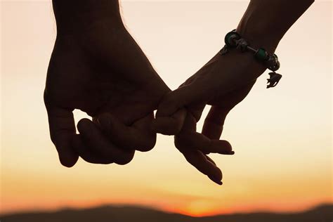 Holding Hands In The Sunset By Mariia Kalinichenko In 2020 Girls