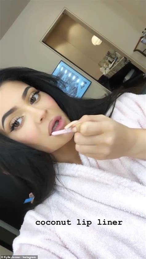 Kylie Jenners Lip Tutorial Shows How To Make Your Pout Plumper Daily Mail Online