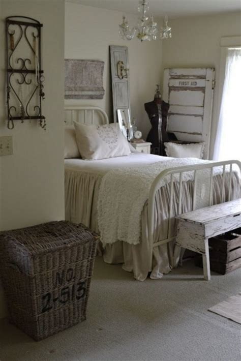 Soft elegantly patterned bedding is key to a vintage farmhouse bedroom. 20 Farmhouse Bedroom Decor Ideas For Comfortable Antique ...