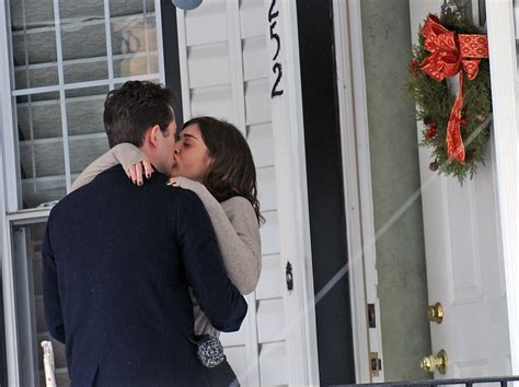 Lizzy Caplan And Joseph Gordon Levitt Kissing Pictures Popsugar Celebrity