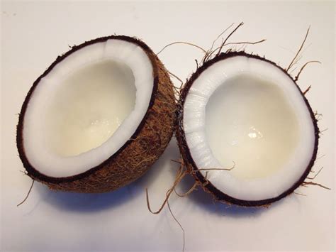 Tumbuk isi buah pinang hingga lumat dan kemudian campurkan dengan sedikit minyak kelapa. Petua Rawat Kudis Guna Kelapa Parut