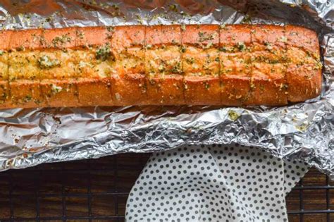Easy 15 Minute Vegan Garlic Bread Recipe The Fiery Vegetarian