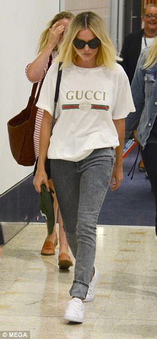 Margot Robbie Jets Into Sydney In T Shirt And Sunglasses Daily Mail