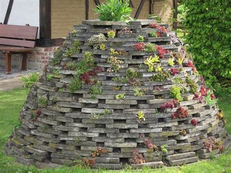 Alles, was sie ungerne wegtun, aber scheinbar nicht gebrauchen, kann in den garten gefahren werden, um dort eine neue funktion anzunehmen. Steine als Nisthilfen - Steingarten | Naturgarten, Garten ...