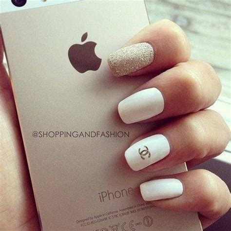 La vertiente más discreta viene en colores pasteles y tonos claros, pero siempre con algo de brillo. 25 Diseños de Uñas en Color Blanco | Manicura de uñas ...
